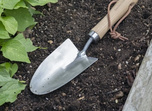 Ergonomic hand trowels